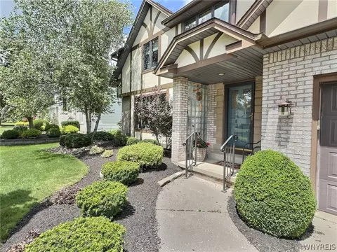 10 Heritage Rd E, Amherst, NY 14221