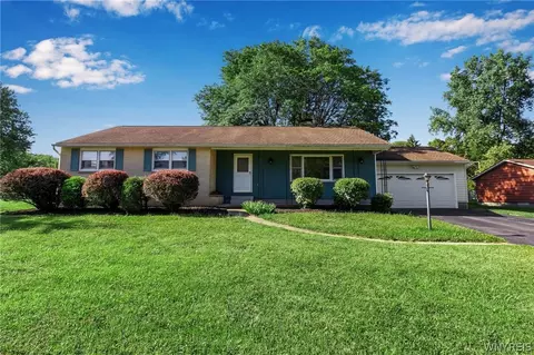 5278 Mayfield Ct, Clarence, NY 14031