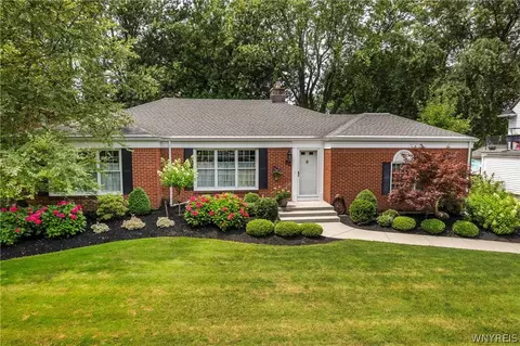 82 Burbank Dr, Amherst, NY 14226