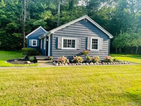 9744 Lenox St, Evans, NY 14006