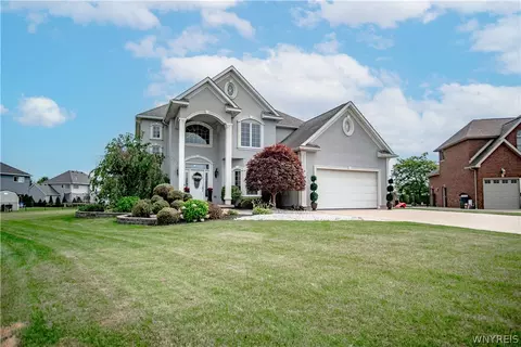 6674 Cloverleaf Ct, Wheatfield, NY 14304
