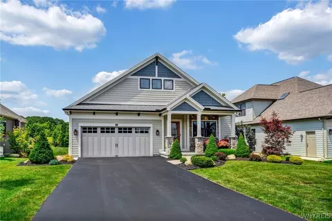 7 Creekstone Dr, Aurora, NY 14052