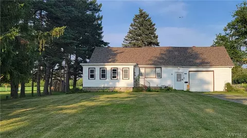 8 Irving Pkwy, Oakfield, NY 14125