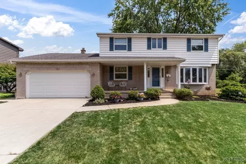 17 Campus Dr, West Seneca, NY 14224