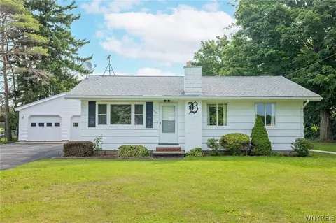 9163 Roanoke Rd, Stafford, NY 14143