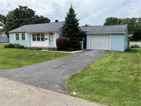 305 Kerr St, Lewiston, NY 14092 | 19 Photos - Movoto