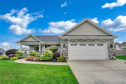 6 Clearview Dr, West Seneca, NY 14224