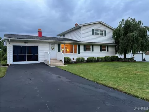 5318 Hinman Rd, Lockport, NY 14094