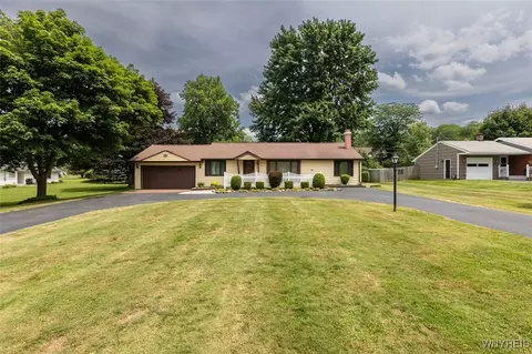 4765 Sawmill Rd, Clarence, NY 14031