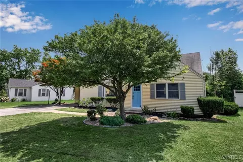 542 Meadowbrook Dr, Lewiston, NY 14092