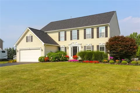 77 Graystone Ln, Orchard Park, NY 14127