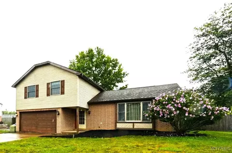 53 Old Farm Cir, West Seneca, NY 14218