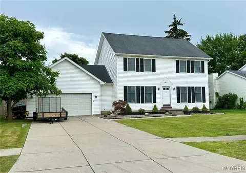 42 Woodstream Dr, Grand Island, NY 14072