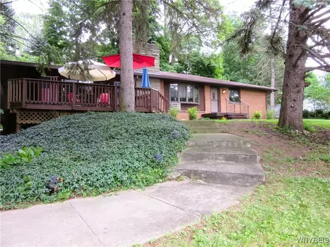 230 S 3rd St, Lewiston, NY 14092