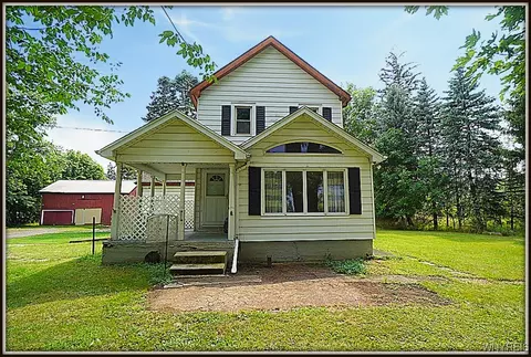5689 Berg Rd, Orchard Park, NY 14127