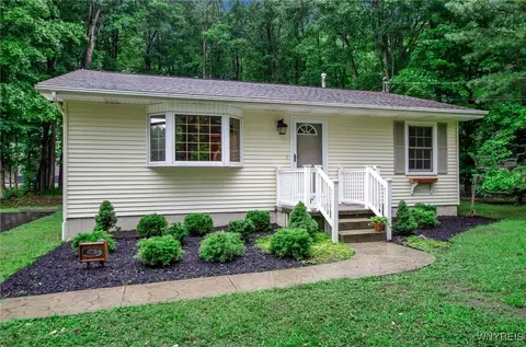 6728 Versailles Rd, Lake View, NY 14085
