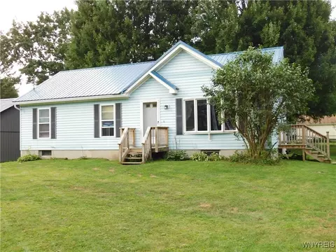 72 Pinewood Dr, Springville, NY 14141