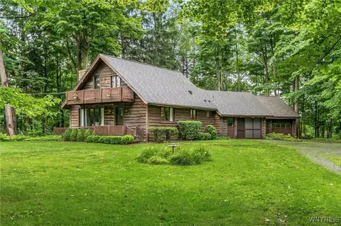 11507 Bonnie Lake Dr, Alden, NY 14004
