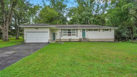 90 May Dr, Elma, NY 14059