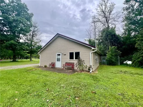 2432 Riverview Dr, Wilson, NY 14172