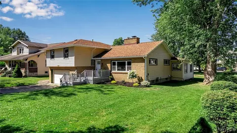 4948 Clifton Pkwy, Hamburg, NY 14075