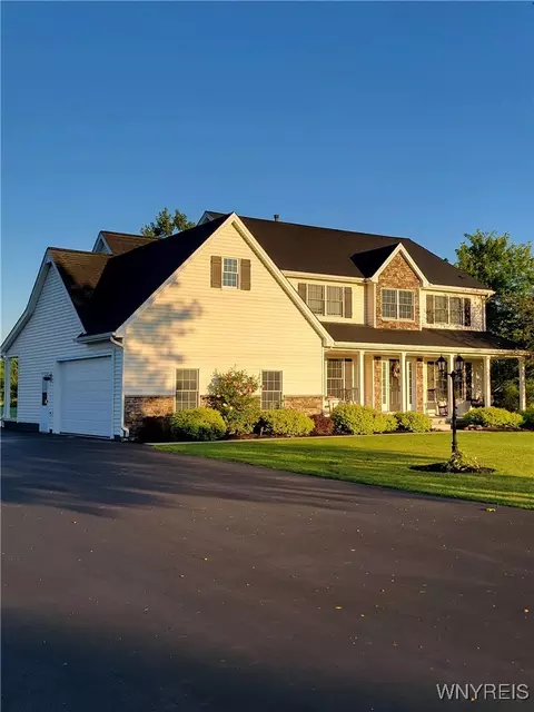 6640 Sanders Rd, Lockport, NY 14094