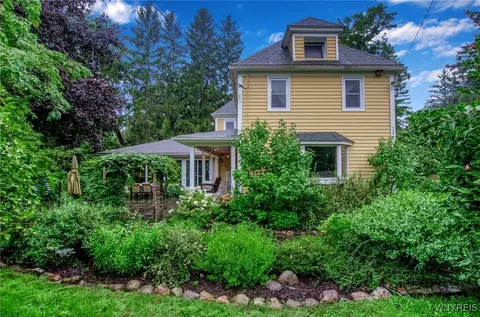 1375 Grover Rd, Aurora, NY 14052