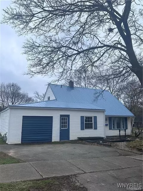 4307 Crescent Dr, Niagara Falls, NY 14305