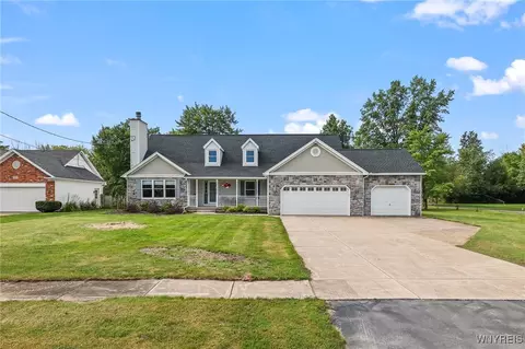 1114 Meadow Ln, Grand Island, NY 14072