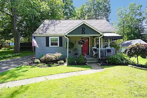 12 Woodland Pkwy, Evans, NY 14006