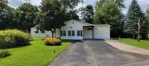 9 Edgewood Dr, Ridgeway, NY 14103