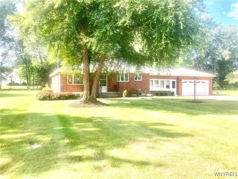9071 Fairways Cir, Clarence, NY 14031