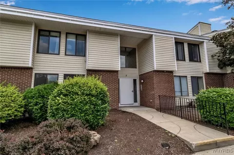 7 Southcreek Ct #B, East Amherst, NY 14051