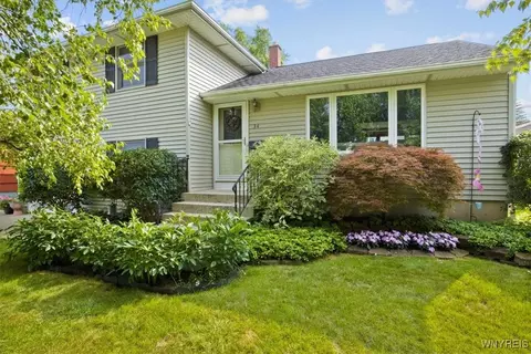 34 Brookville Dr, Tonawanda, NY 14150
