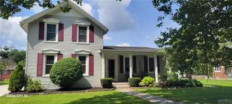 1246 Cayuga Dr, Niagara Falls, NY 14304