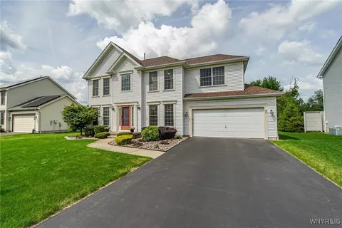 8 Red Clover Ln, Lancaster, NY 14086