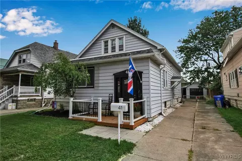 41 Chamberlin Dr, West Seneca, NY 14210