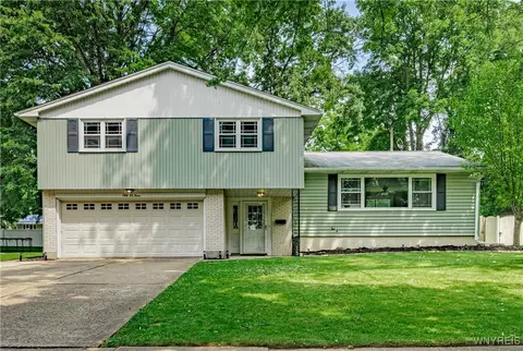 53 Treehaven Dr, Lockport, NY 14094