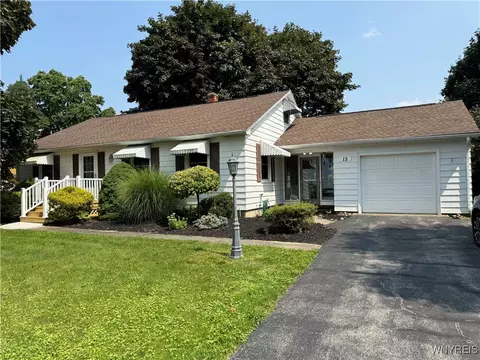 15 Farwell Dr, Batavia, NY 14020