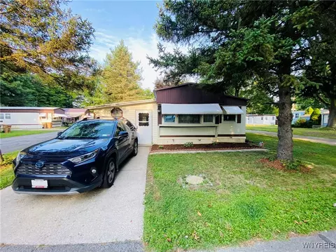 8 Carefree Ln, Cheektowaga, NY 14227