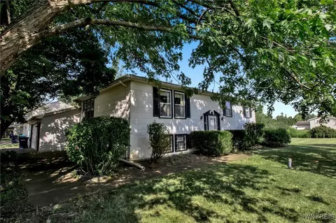 11 Regency Dr, Grand Island, NY 14072