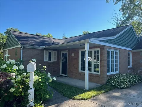 33 Glendale Dr, Lancaster, NY 14086