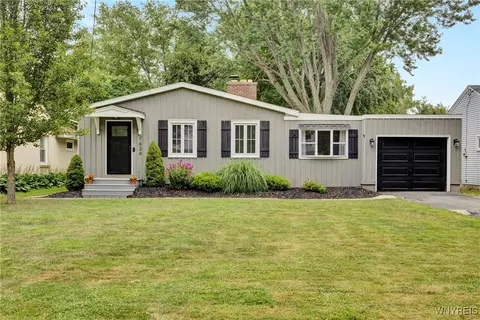 7639 Arnold Dr, Wheatfield, NY 14120
