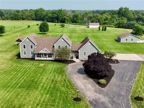 3835 Ewings Rd, Lockport, NY 14094