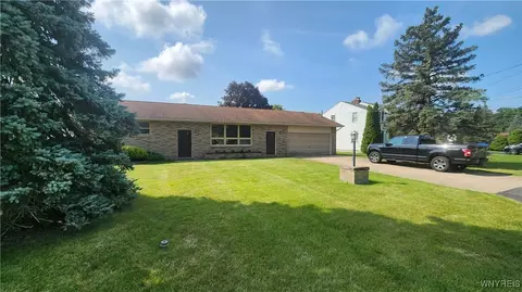 7025 Colonial Dr, Niagara, NY 14305