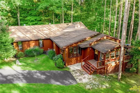 6069 Bunting Rd, Orchard Park, NY 14127