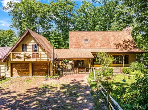 9422 Southwestern Blvd, Evans, NY 14006