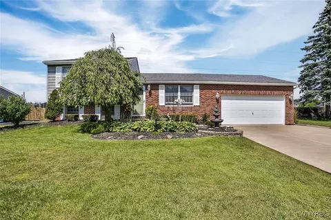 6581 Royal Pkwy N, Lockport, NY 14094