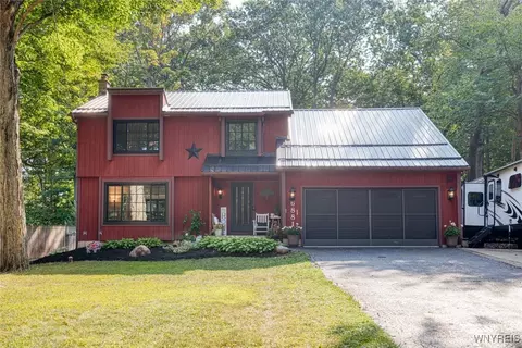 6881 Derby Rd, Evans, NY 14047