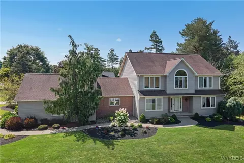17 Lakeridge Dr, Orchard Park, NY 14127